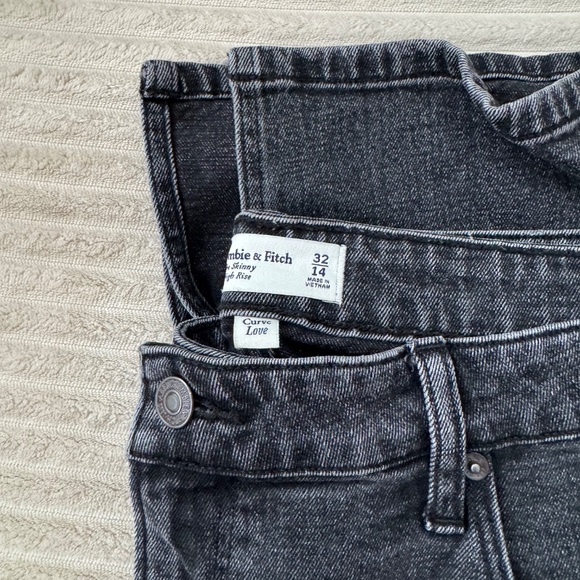 Abercrombie Curve Love Black Skinny High Rise with Slit Hem - Picture 2 of 5